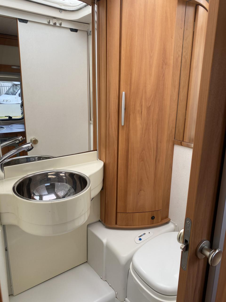 Hymer Van HV562 half-integraal met lengtebedden