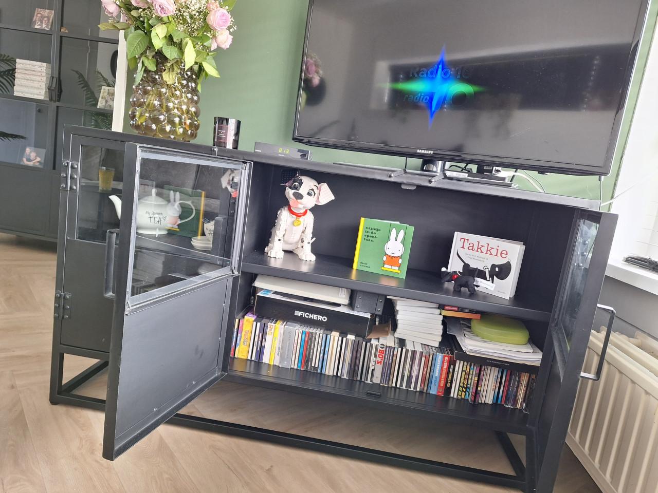 Te koop: metalen dressoir!