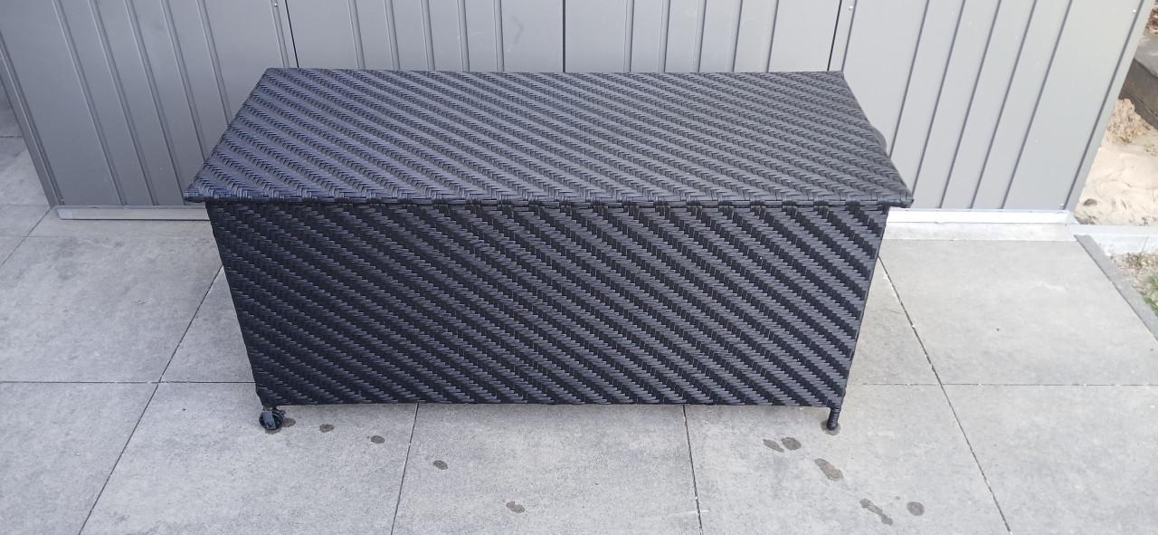 Zwarte rotan opbergbox met wieltjes