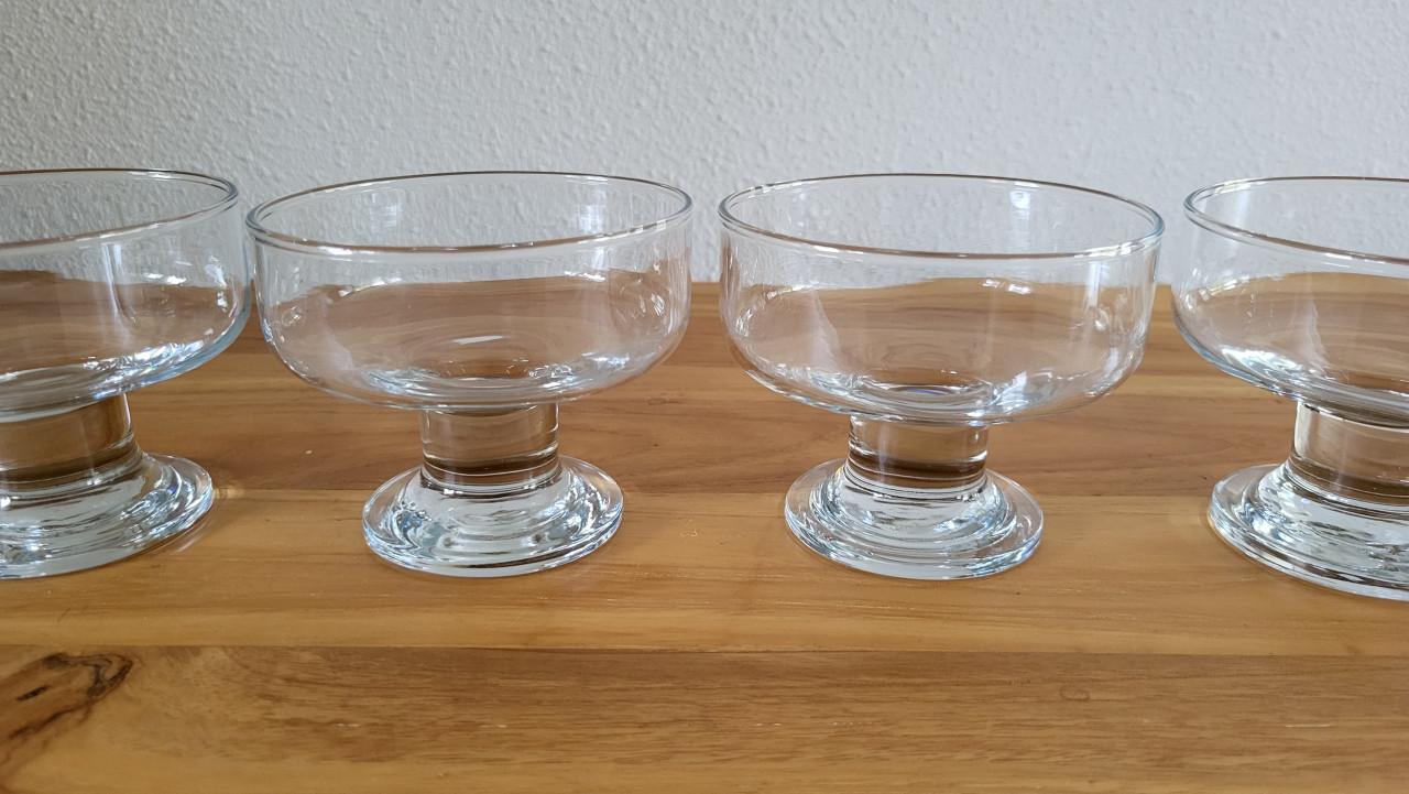 Set v 4 glazen ijscoupes dessertcoupes