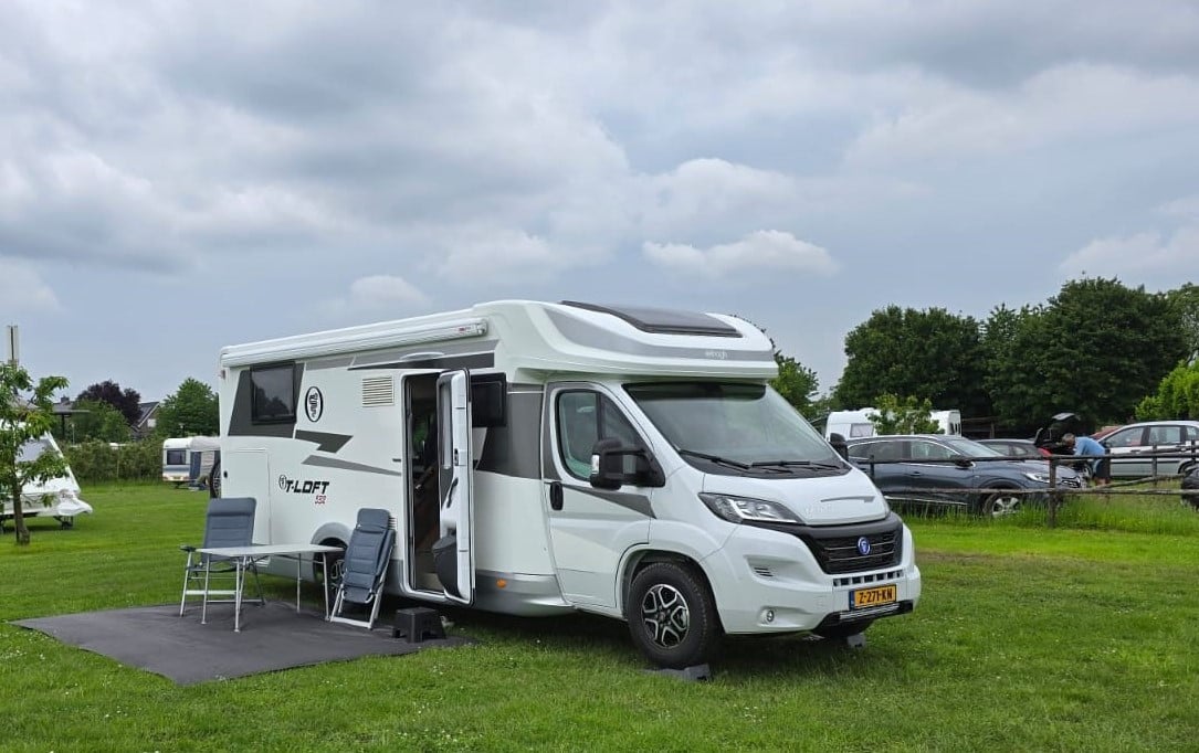 Luxe, jonge 4-persooncampers te huur met automatische versnelling!