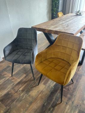 3 eettafel stoelen (2 goud, 1 blauw grijs)