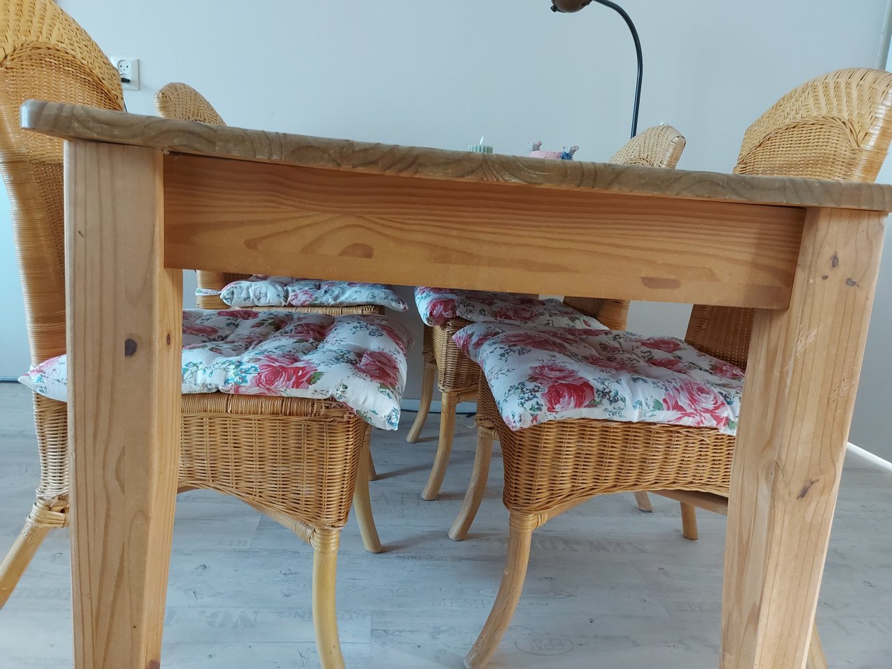 Stevige grenen eethoek met vier leuke rieten stoeltjes