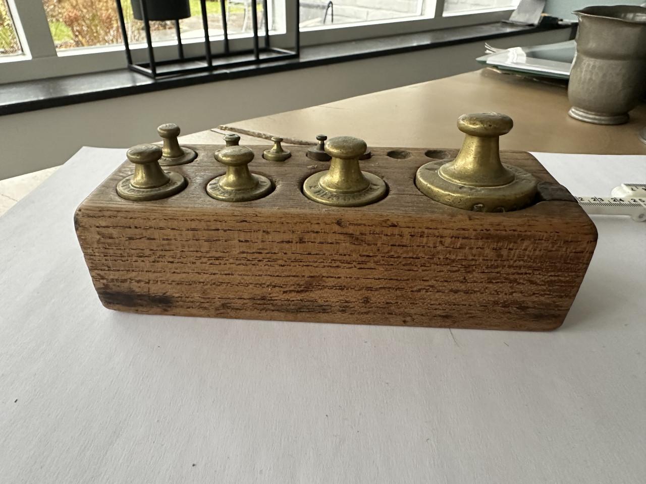 Gewichten blok met koperen gewichtjes