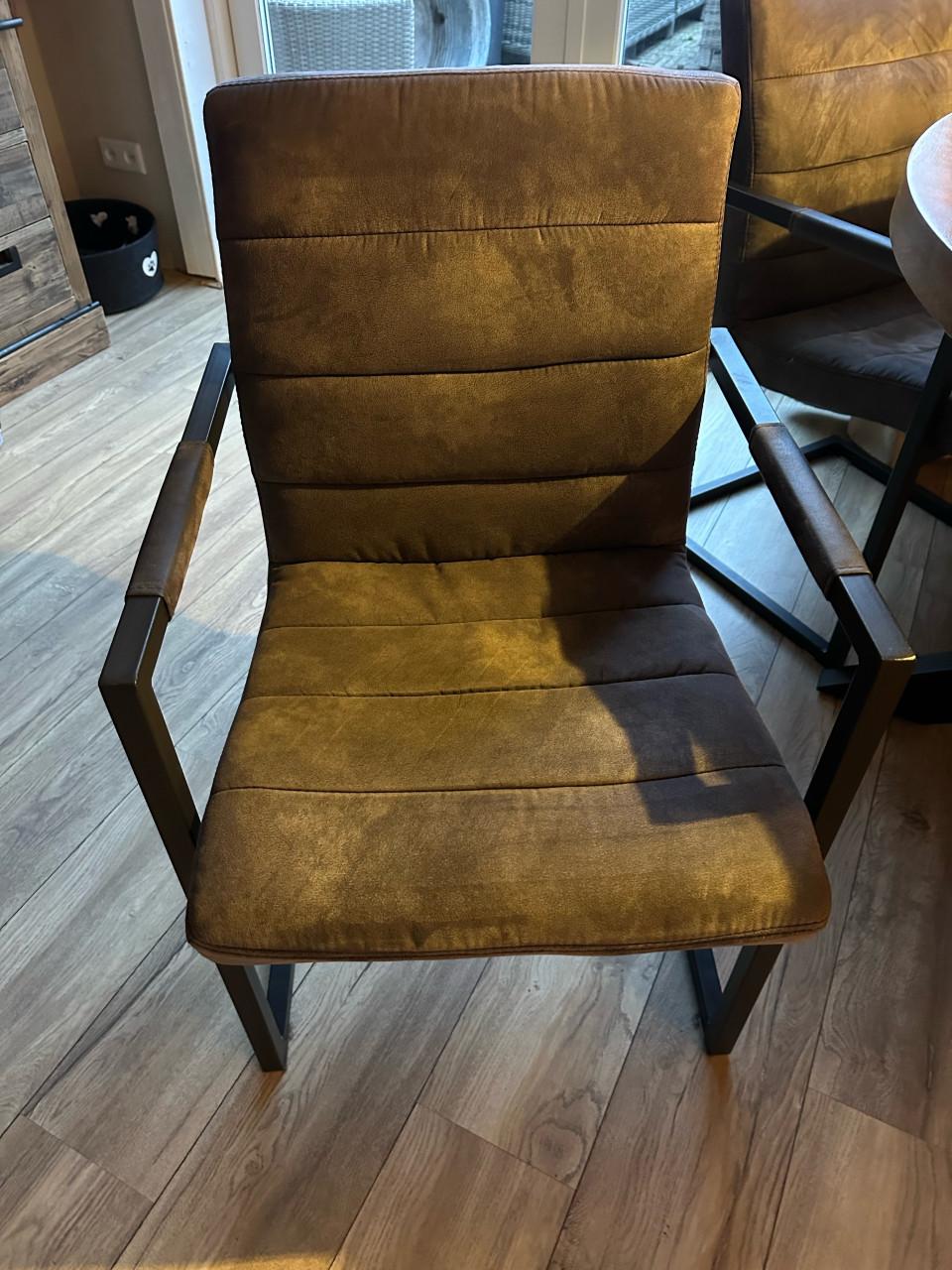 Eettafel met stoelen