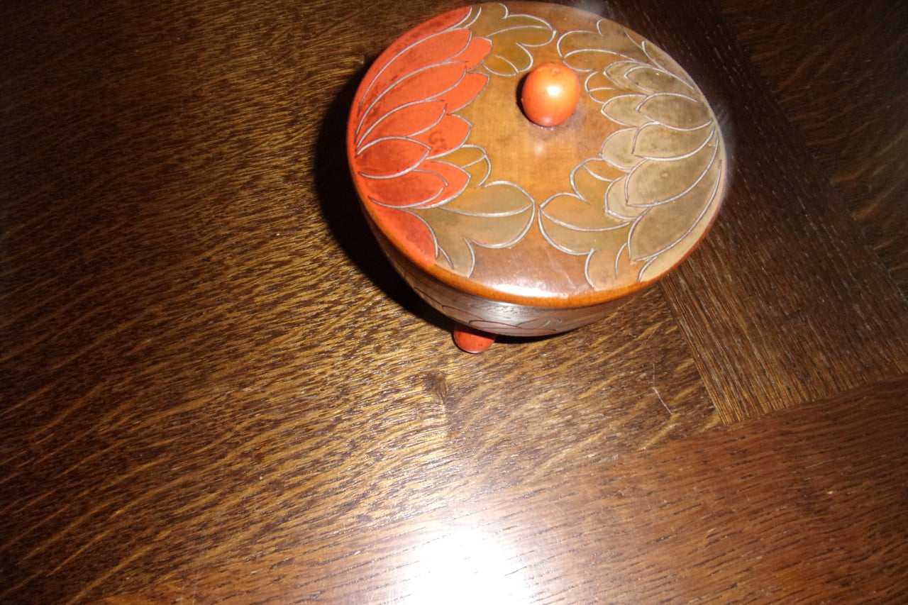 Houten doosje op 3 bollen