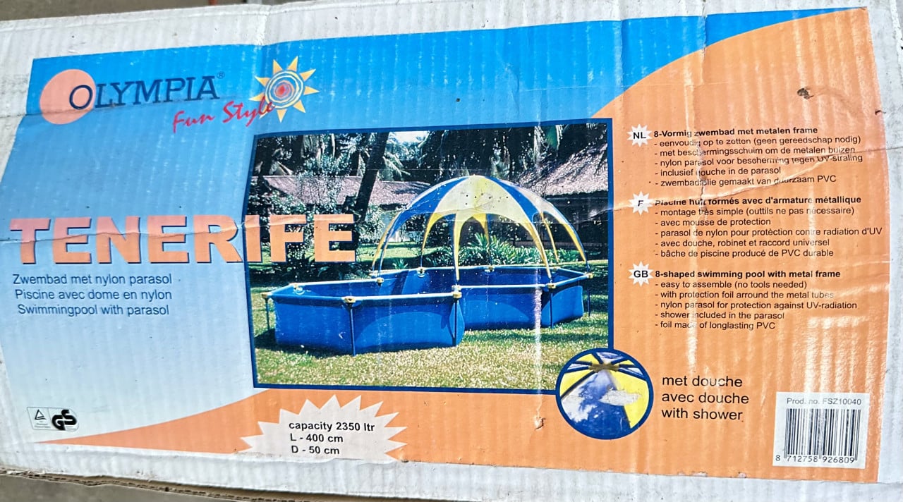 Zwembad met parasol en douche