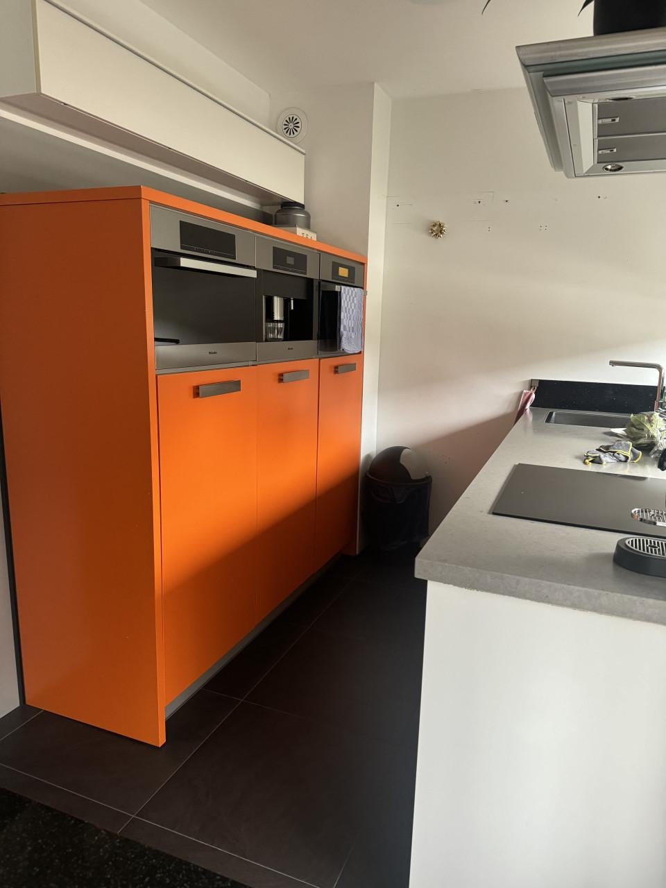 Complete keuken met Miele apparatuur (stoomoven, oven) -extra diep werkblad