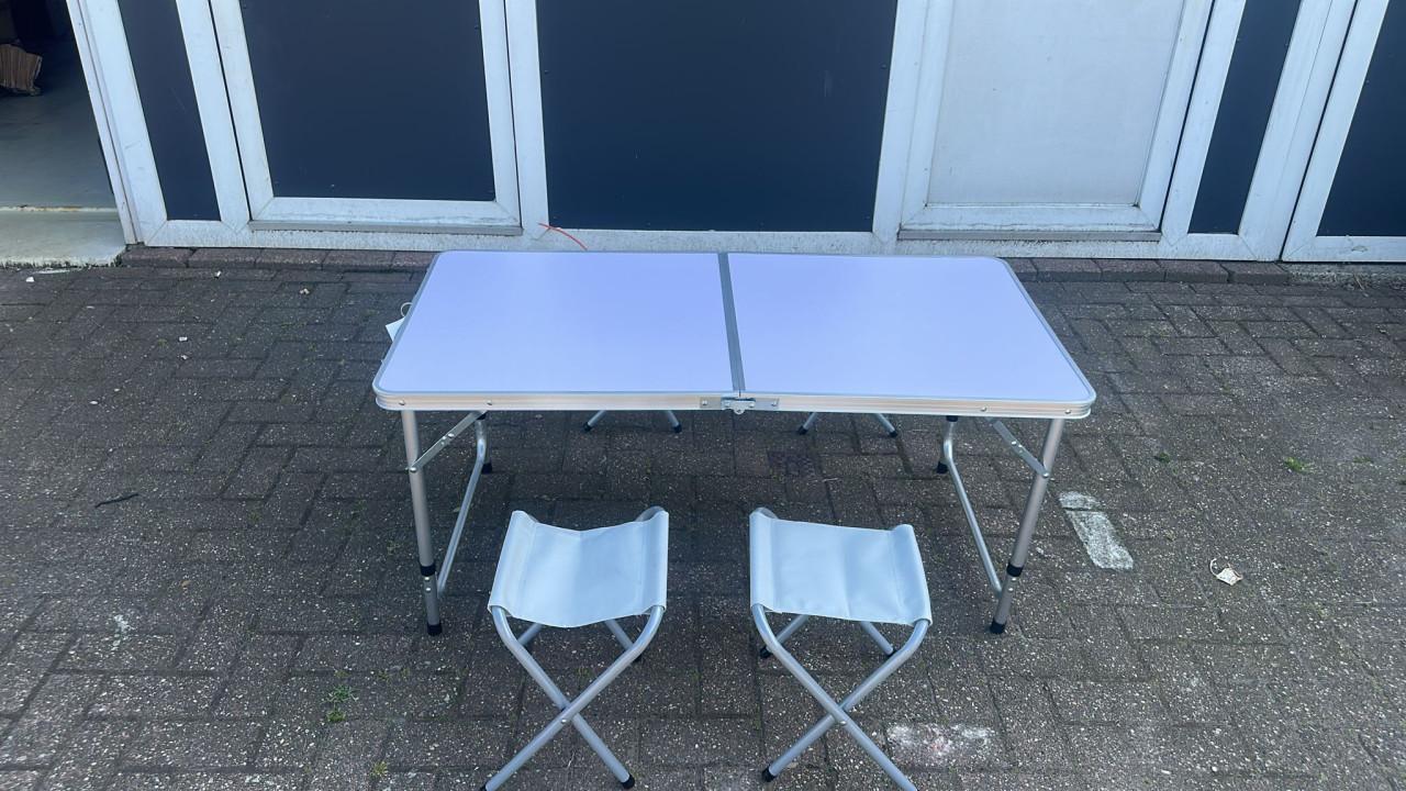 Tafel en vier krukjes