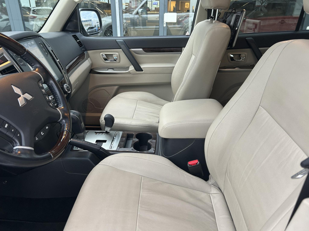 Mitsubishi Pajero 3.8 gls instyle mitsubishi pajero 3.8 di instyle