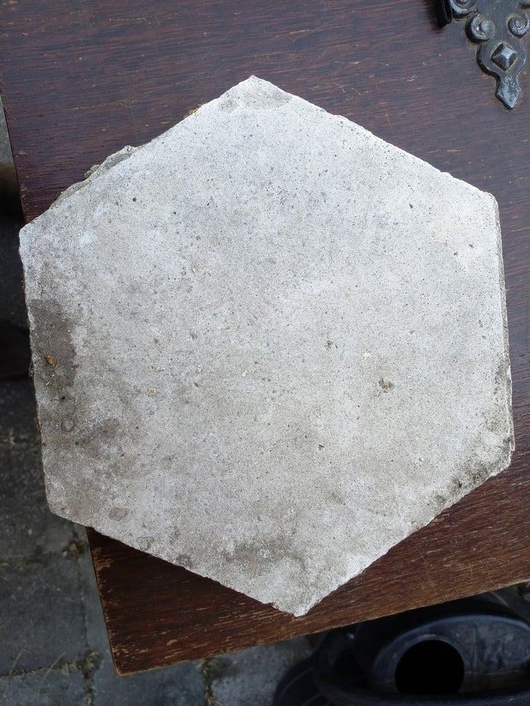 Ca. 150 6 kantige 20 lang x 2,5 cm dikke buitenterrastegeltjes