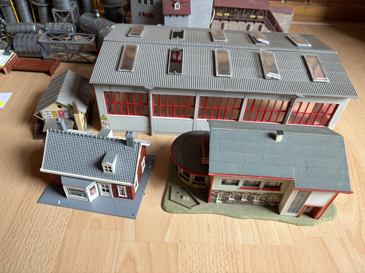 Set huisjes voor de modelspoorbaan set geel