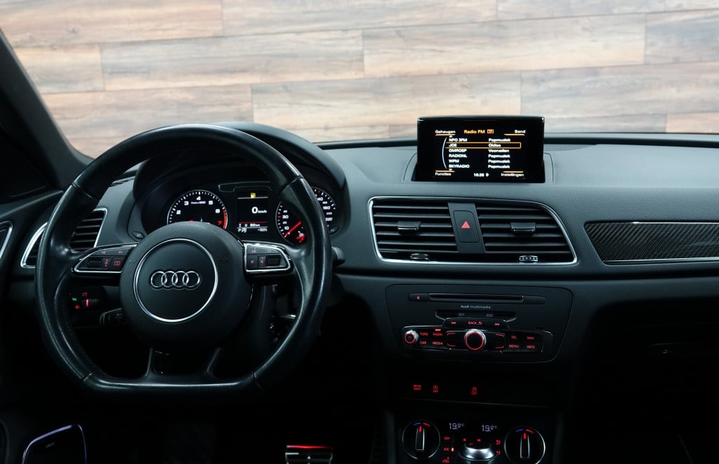 Audi Q3 s-line | drive select | bose | pdc |