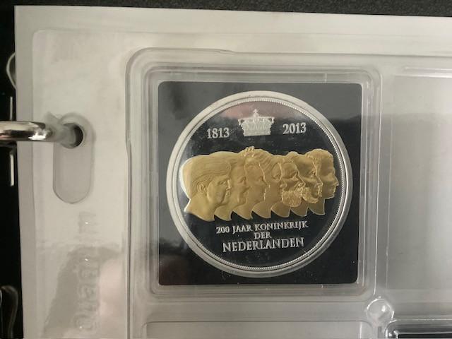 7 penningen uit de collectie “Nederland Herdenkt”.