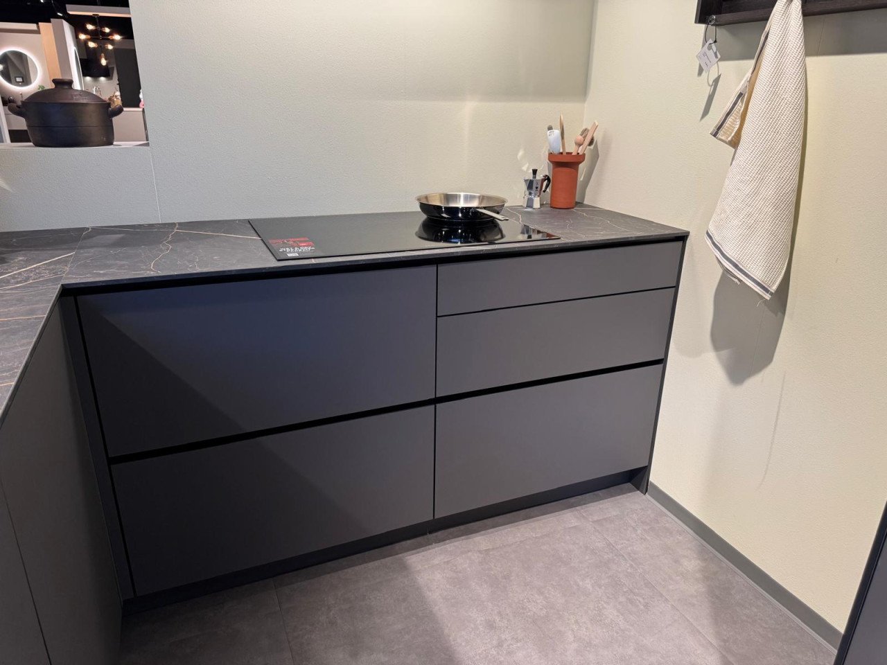 HOEKKEUKEN KVIK PRATO DARK GREY met X module