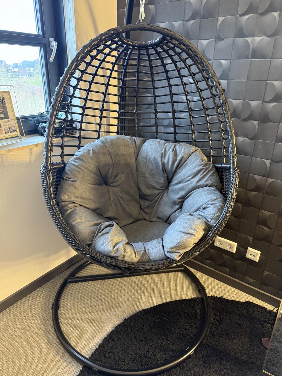 Manifesto Rovio hangstoel mat zwart antraciet binnen of buiten