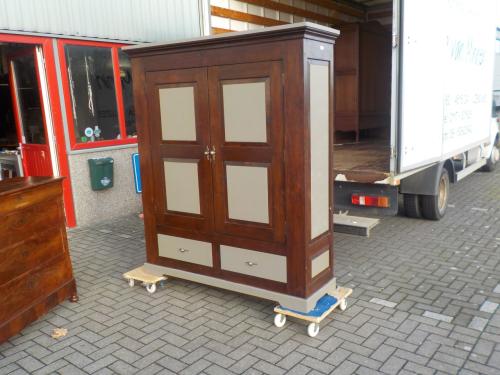 Geheel massieve legkast met 2 extra laden in de kast zeer mooie kwaliteit