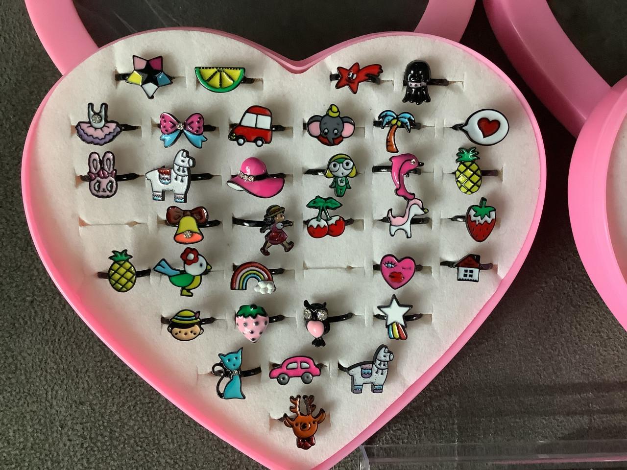 Partij leuke kinderringen. ( partij 77)