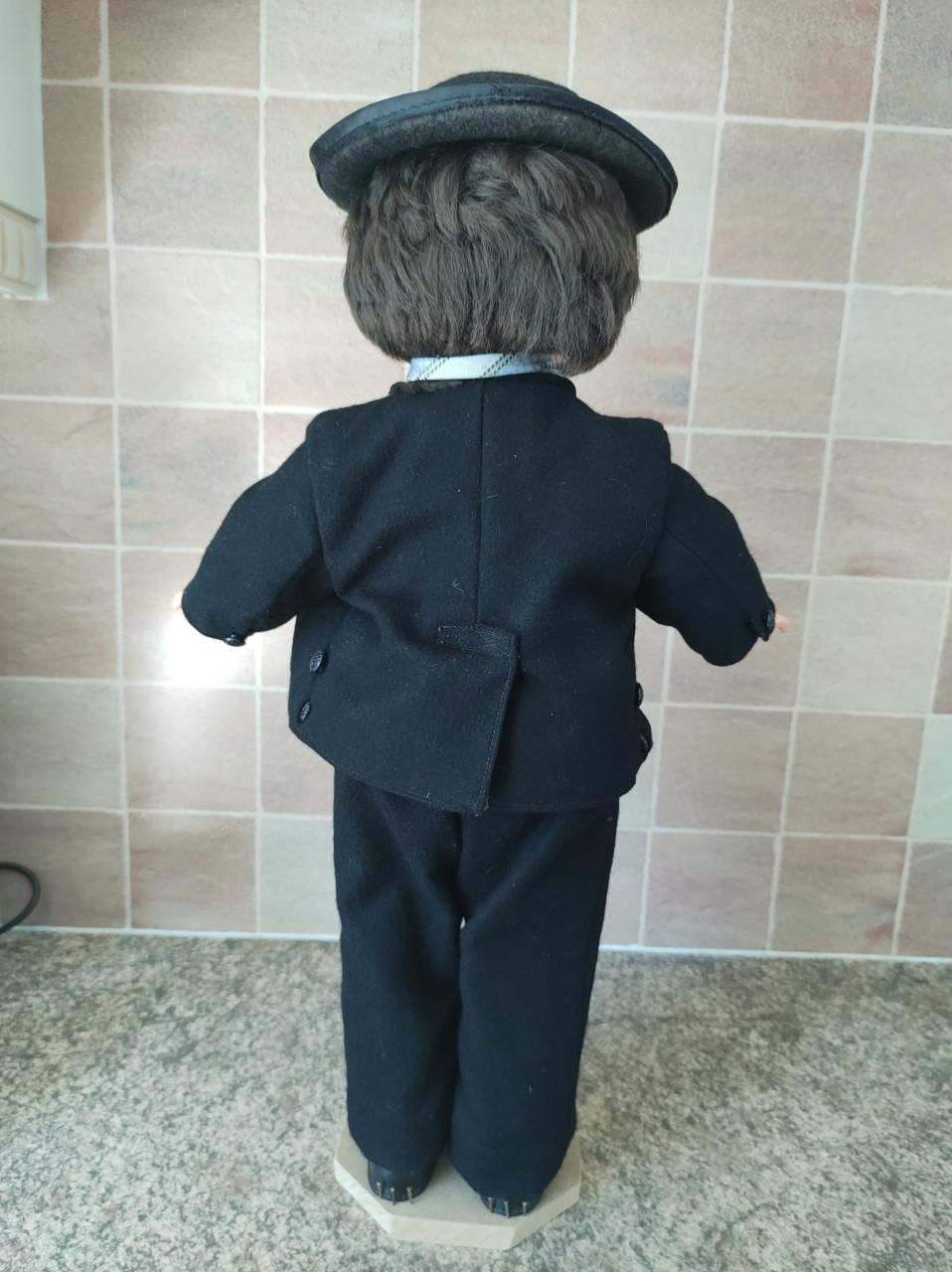 Prachtige pop. Zeeuwse of Walcherse boer op klederdracht. Zeeuwse knopen.