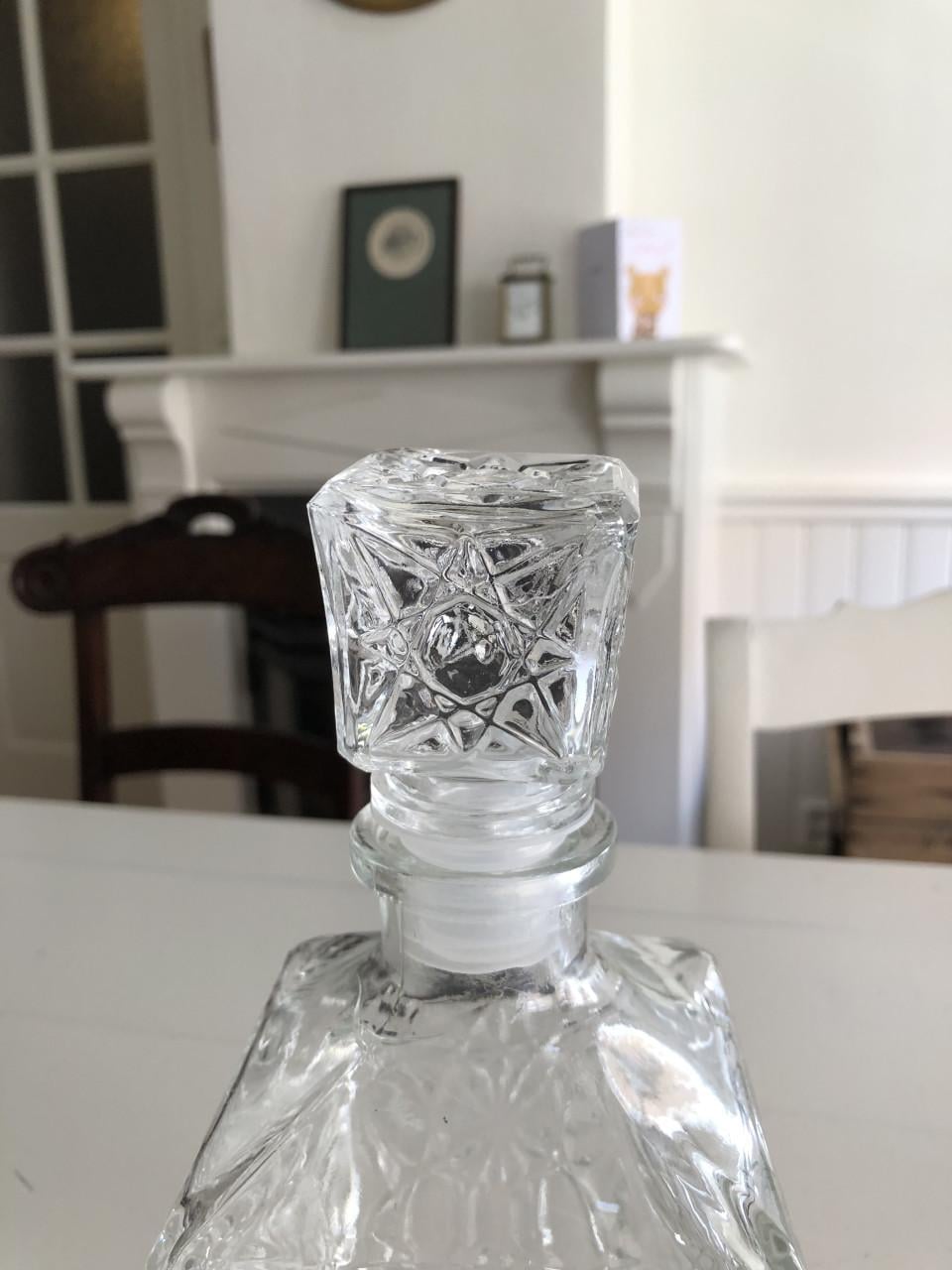 Mooie brocante gedetailleerde drank karaf van geperst glas