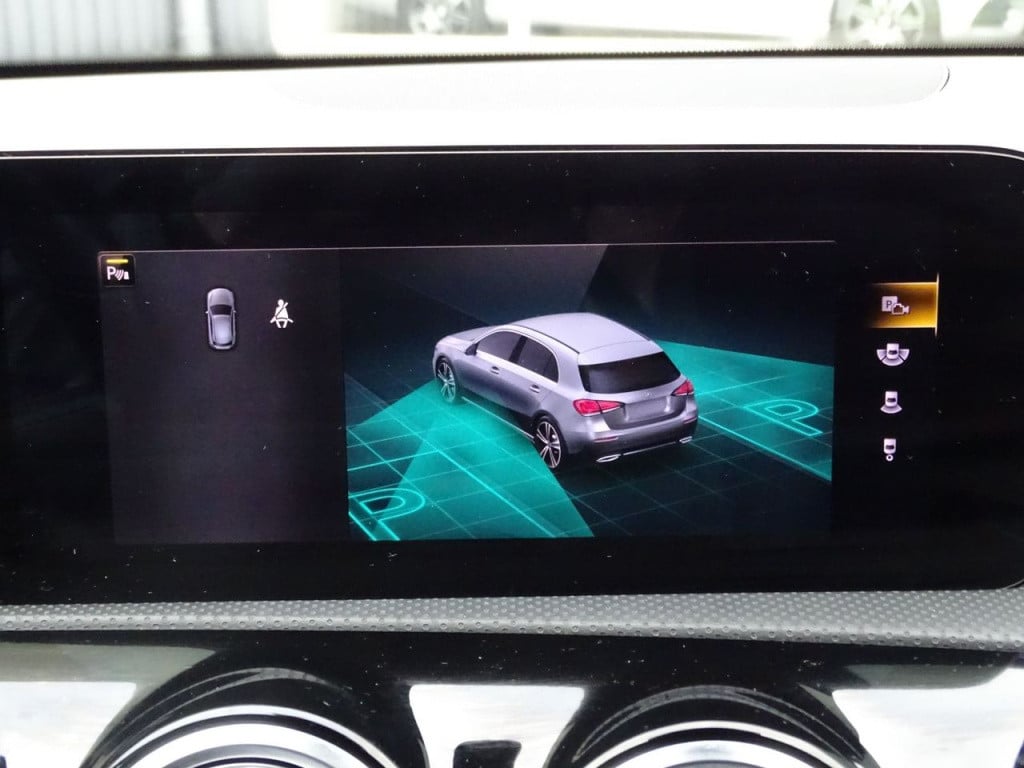 Mercedes-Benz A-Klasse 180 business solution amg | pano | led | el trekhaak