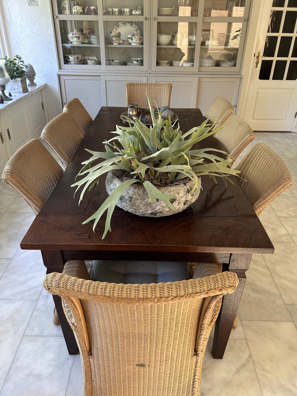 Eettafel en stoelen
