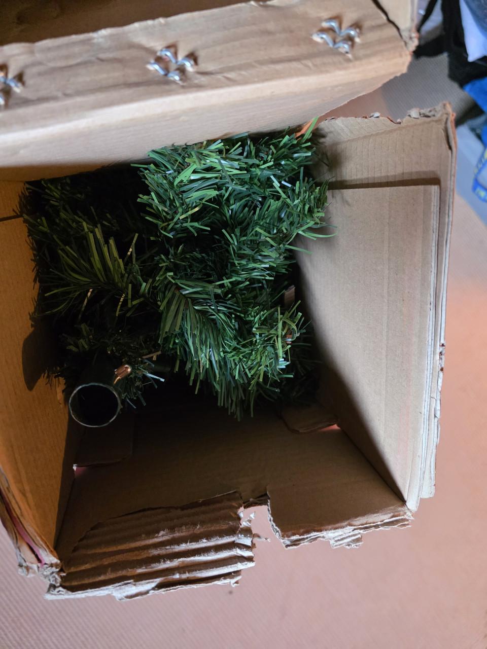 Op zijn kop hangende kunst kerstboom