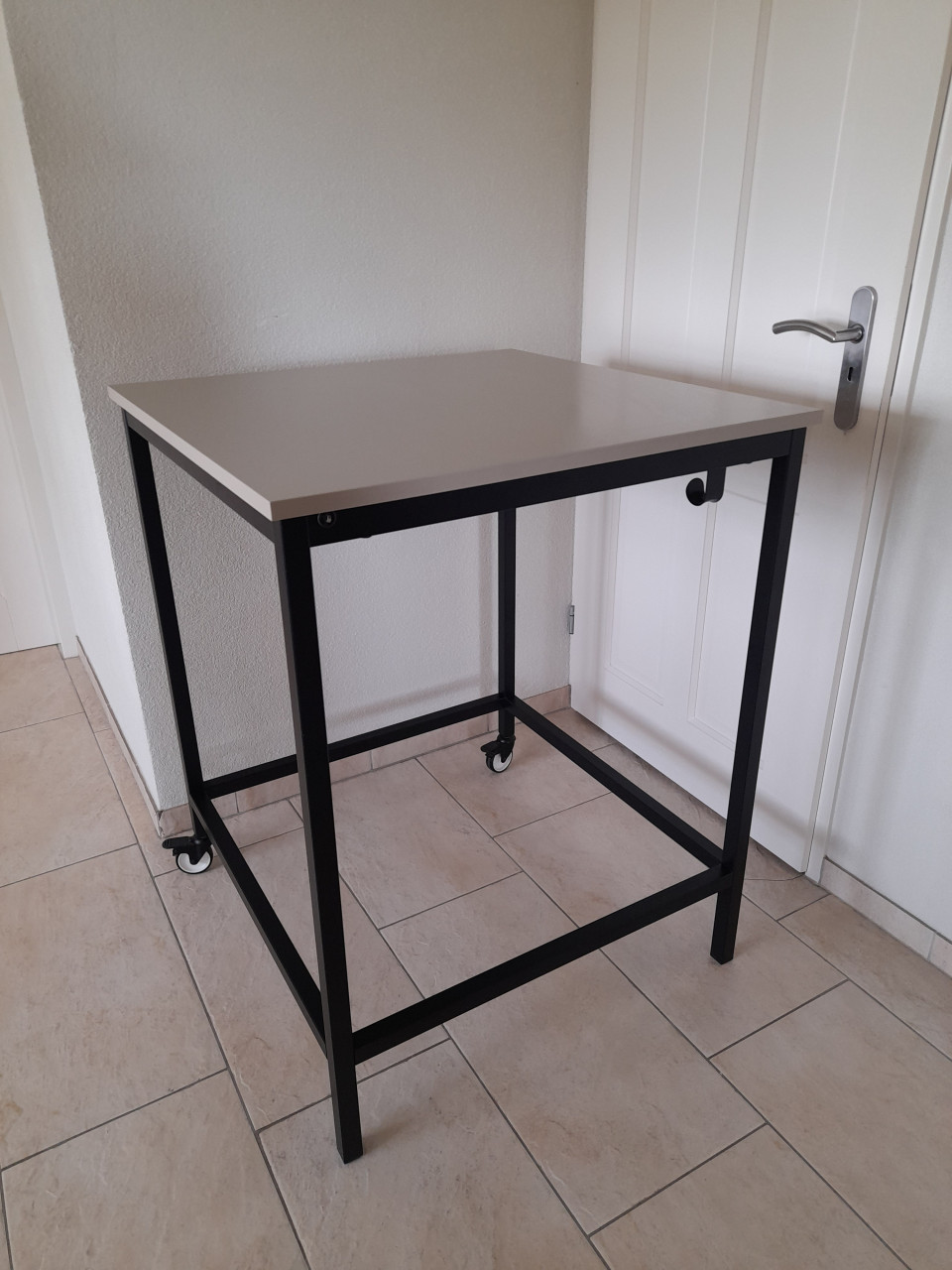 Stevige Statafel / Vergadertafel met wielen  80 x 80 x 102H  z,g,a,n,