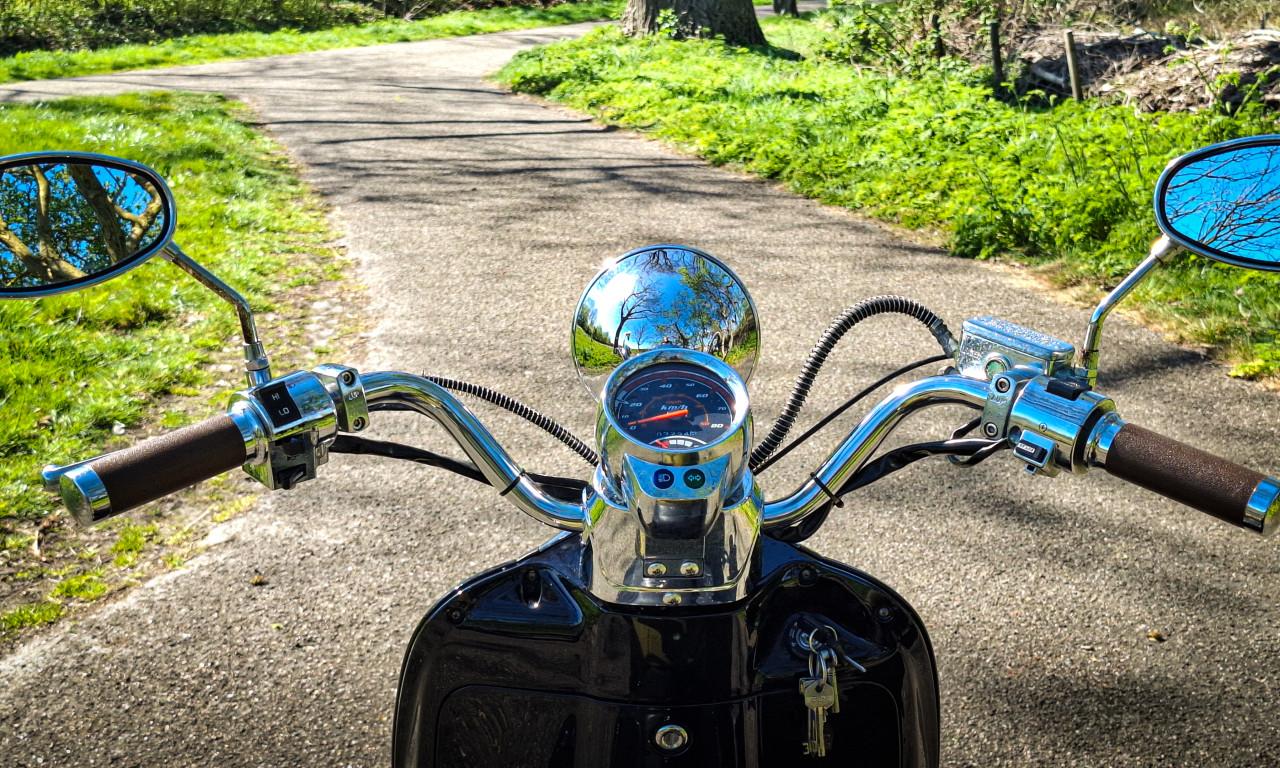 Te koop: Killerbee Custom scooter (4-takt)met geel kenteken.