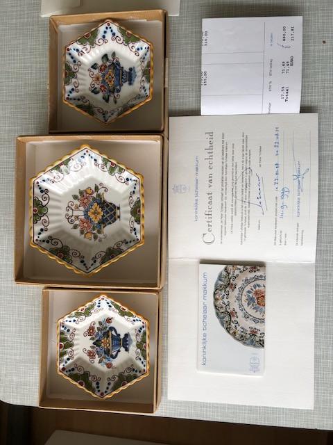 Makkummer bordjes met documenten