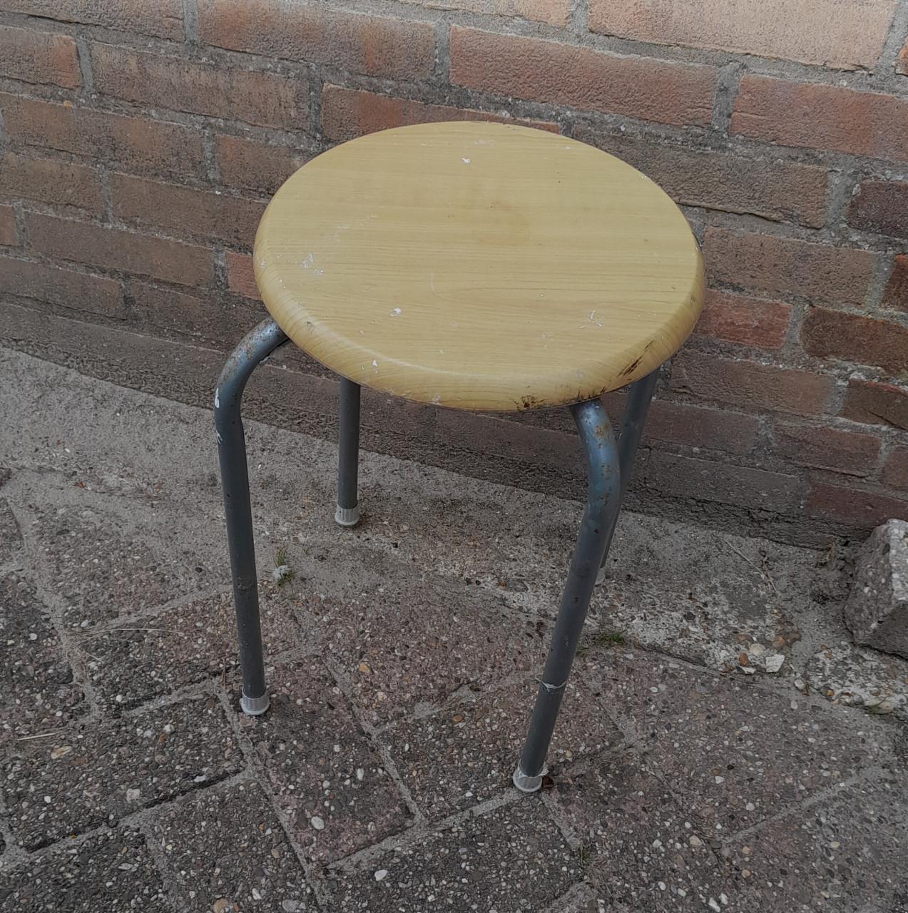 I.g.st.z. stoelen3 en 2 stuks, 1x klapstoel, 2 x krukje