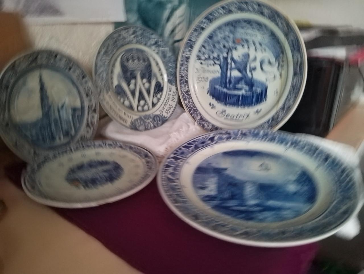 Enkele oude Delftsblauwe borden-niet helemaal gaaf-voor de liefhebber?