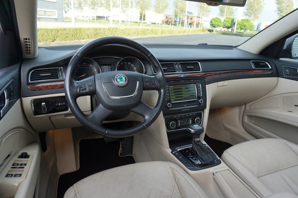 Skoda Superb combi 3.6 fsi elegance 4x4 business line automaat - climate / 
