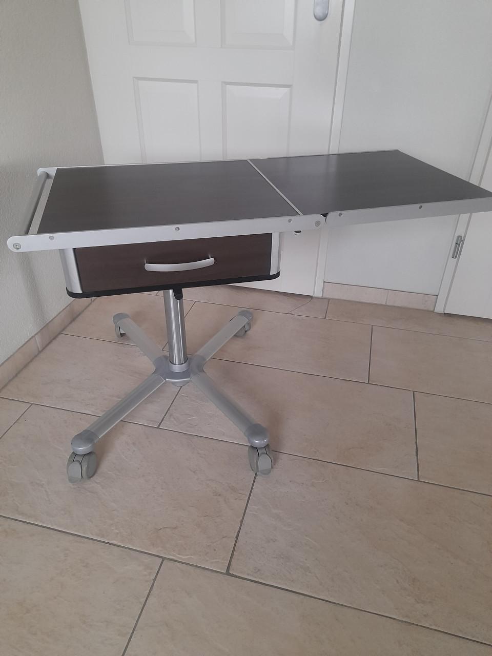 Nachtkastje Völker met verstelbaar tafelblad (verrijdbaar / verstelbaar