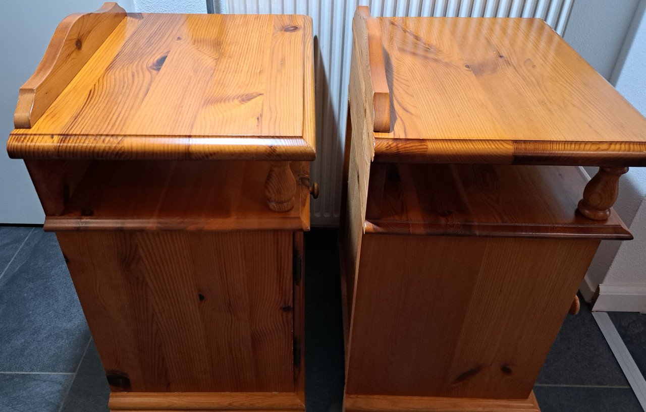 2 oude, originele massief grenen nachtkastjes