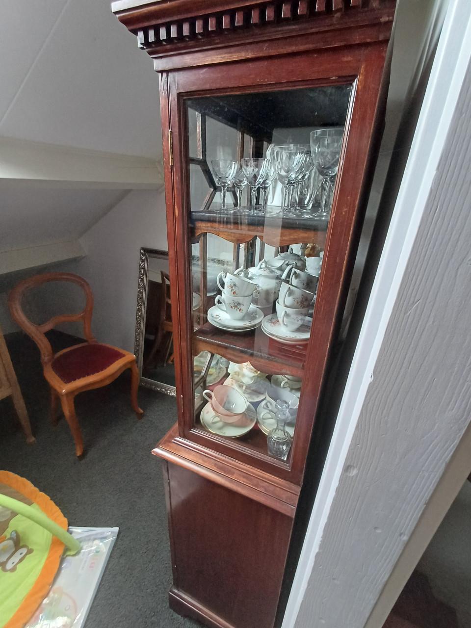 Antieke kast plus eventueel inhoud