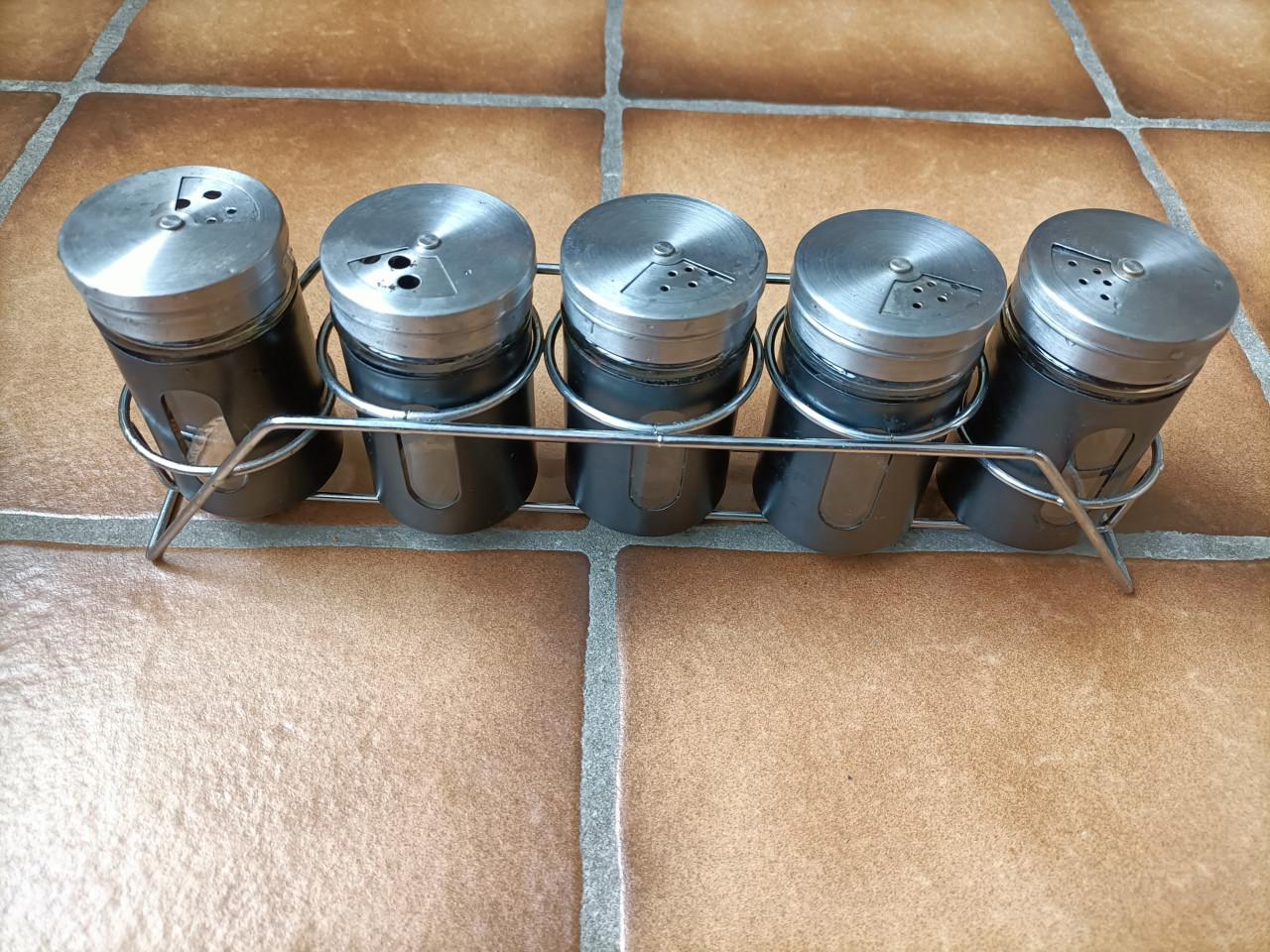 Stoer kruidenrekje met 5 zwarte potjes met een venster. Inhoud 80 ml.