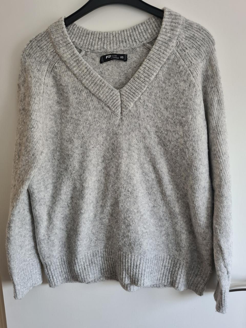 Licht grijze zachte V-hals trui van FB Sister Knitwear Mt S-L