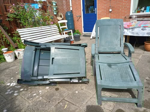 2 hard plastic tuin ligbedden, groen. Ze zijn inklapbaar en 2 wieltjes.