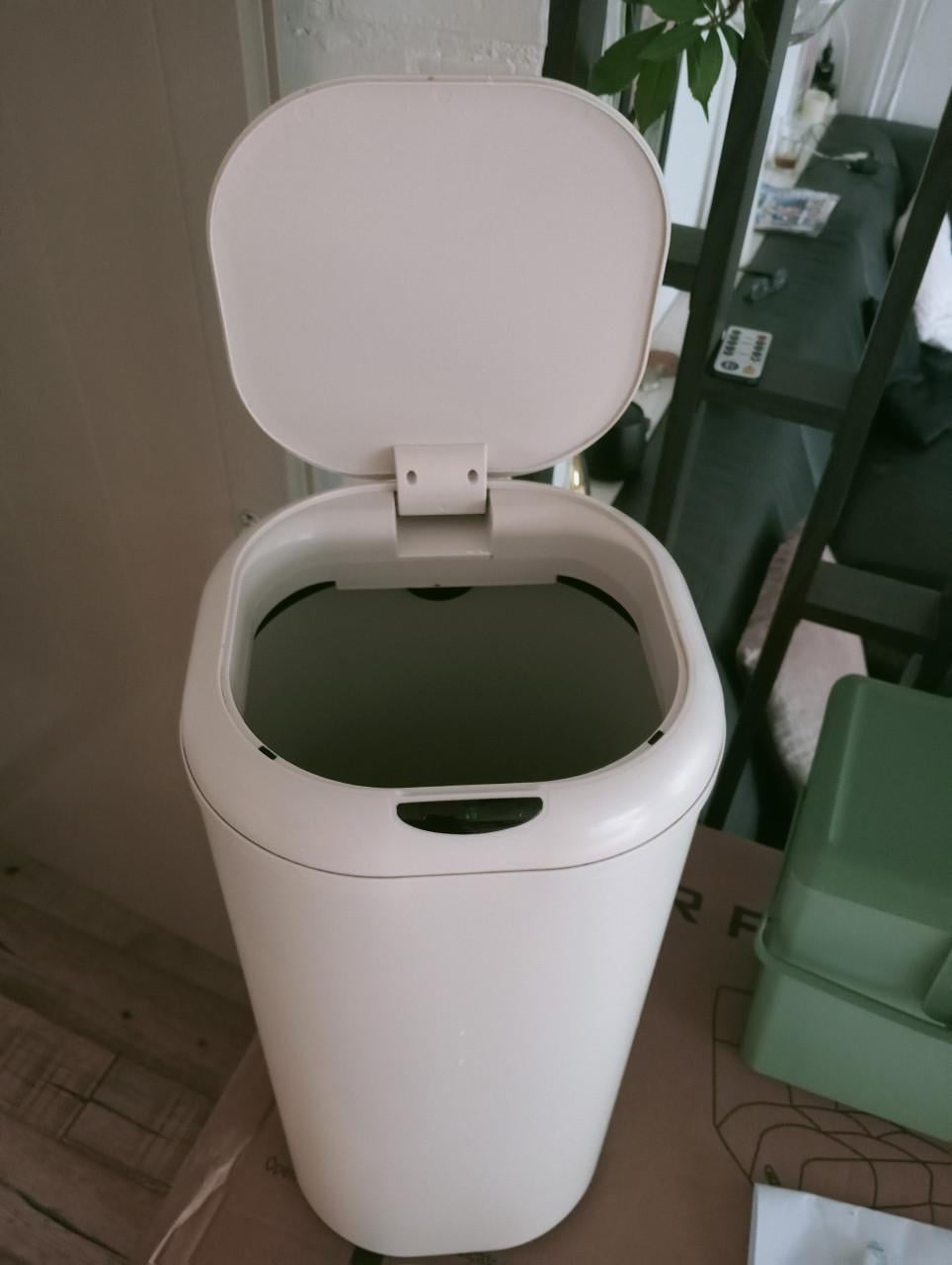 Afvalbak met sensor automatisch off- white. 30 liter.