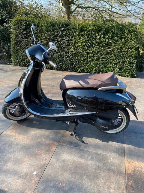 Motor scooter