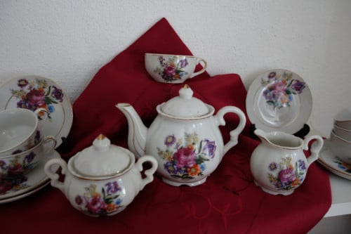 Vintage kinderserviesje uit jaren 60 leuk serviesje met bloemdecor