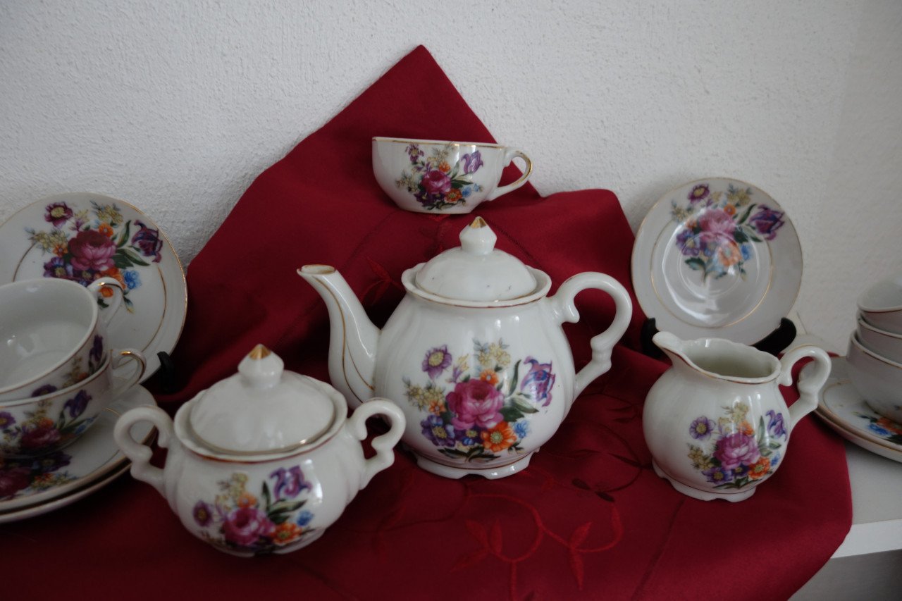 Vintage kinderserviesje uit jaren 60 leuk serviesje met bloemdecor