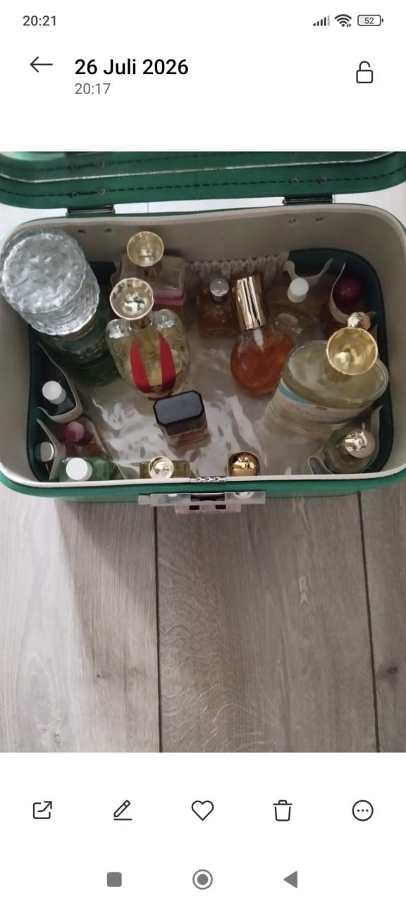 Beautycase met 19 geur flesjes