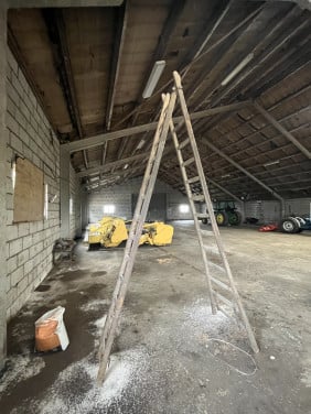 Antieke uitklap- en schuifbare houten ladder