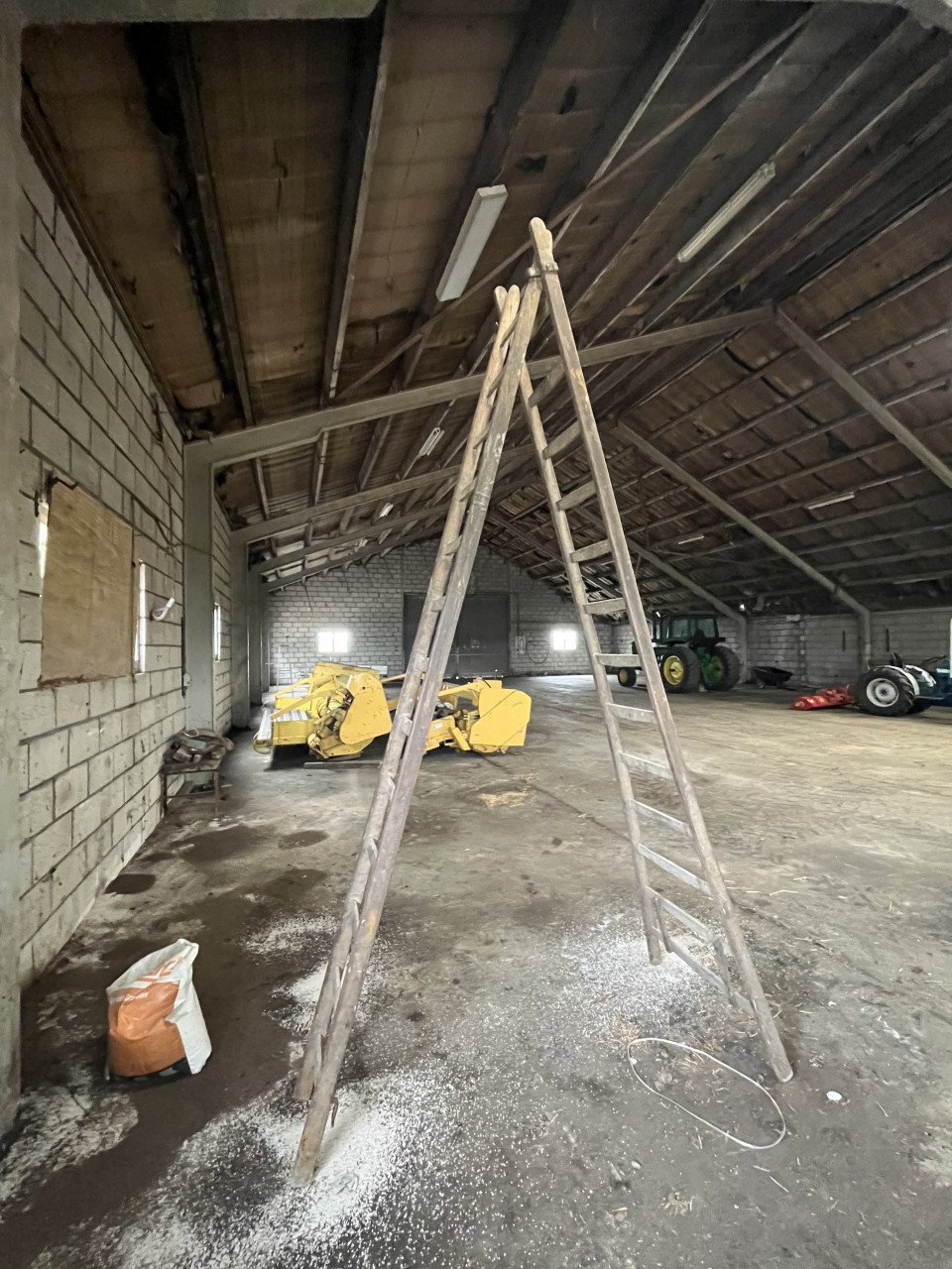 Antieke uitklap- en schuifbare houten ladder