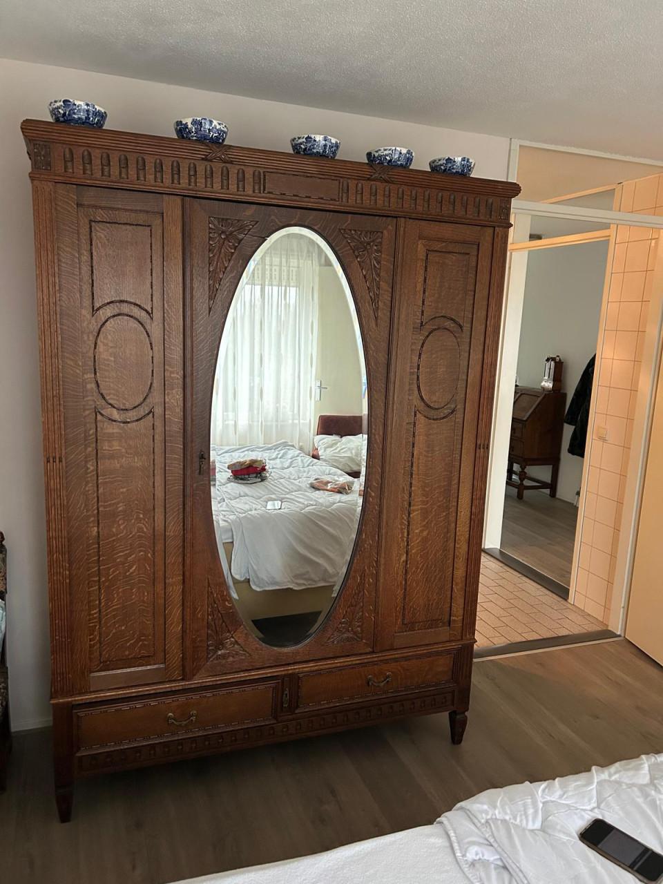 Massief houten Linnenkast met spiegel