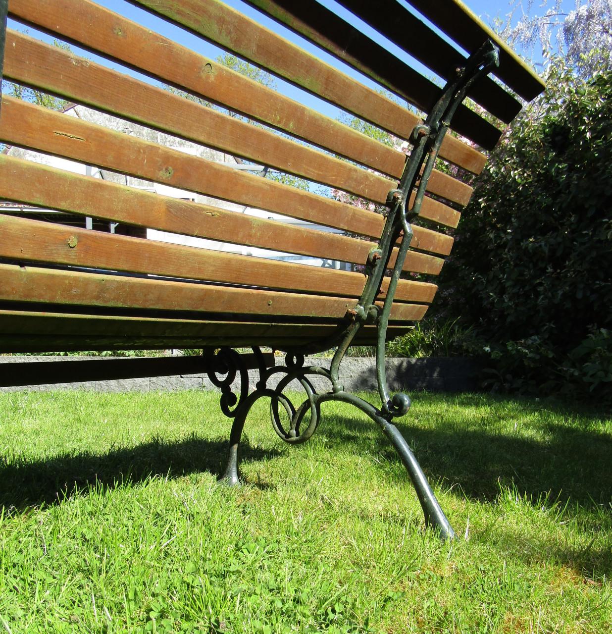 Oude tuinbank gietijzeren onderstel.