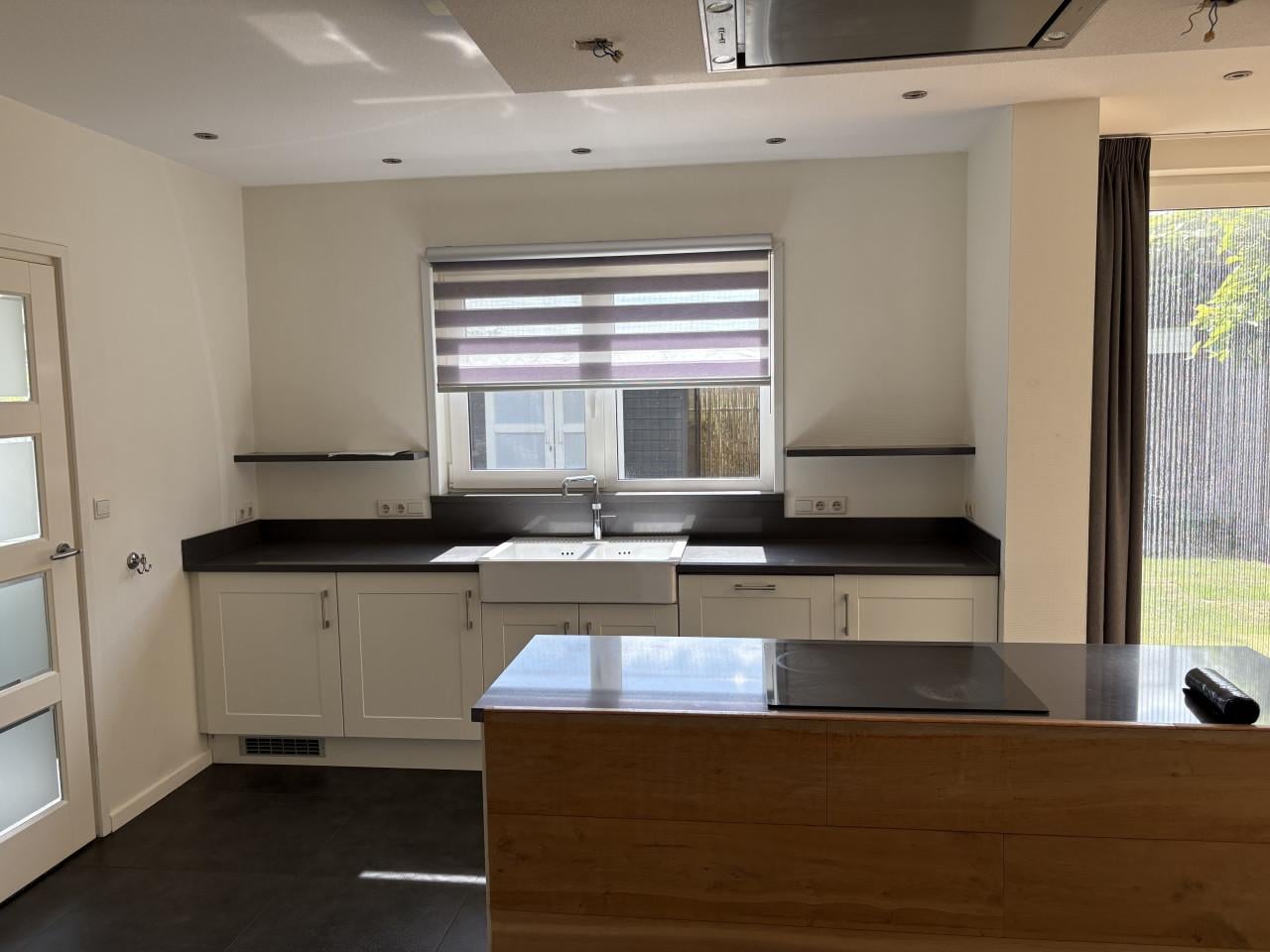 Complete keuken met kookeiland en inbouwapparatuur