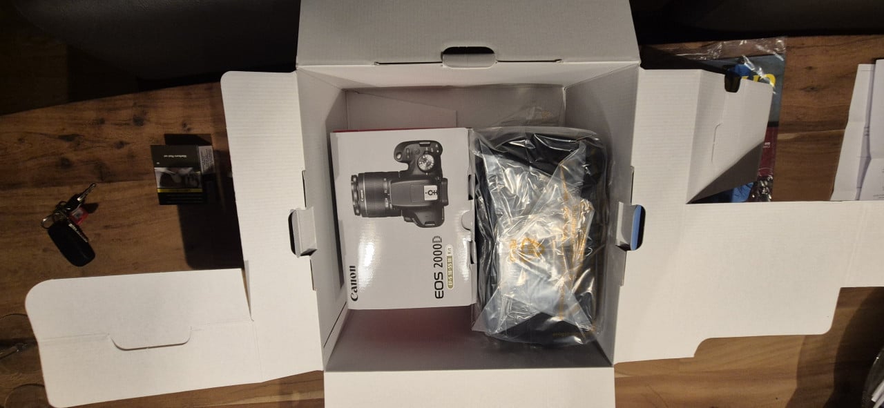 Canon EOS 2000D essential travel kit